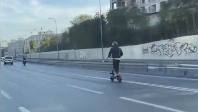 Bayrampaşa’da yasak olmasına rağmen elektrikli scooter’la O-3 yoluna çıkan şahıs,