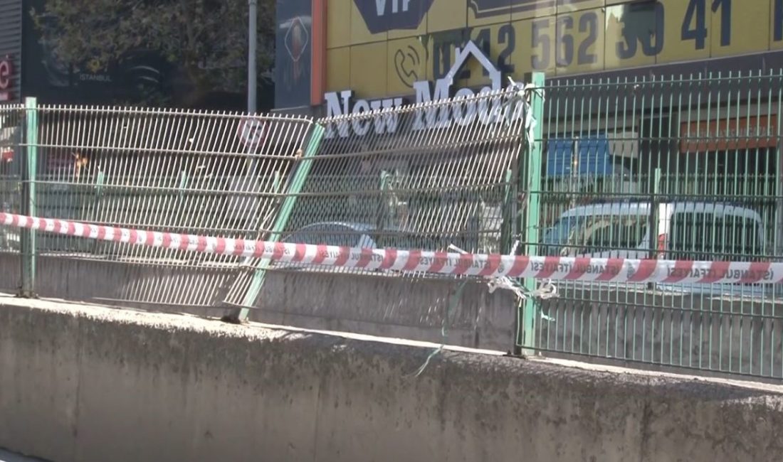 Bayrampaşa’da geri manevra yapan kamyon, tramvay hattının demir korkuluklarına çarptı.