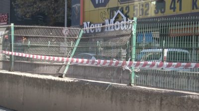 Bayrampaşa’da geri manevra yapan kamyon, tramvay hattının demir korkuluklarına çarptı.