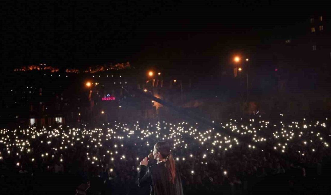 Bengü, Mardinlileri coşturdu Mardin Kültür Yolu Festivalinin ikinci gününde sahne alan ünlü pop