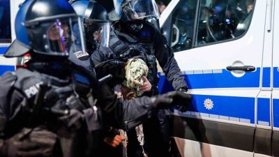 Almanya’nın başkenti Berlin’deki Filistin’e destek gösterisinde 193 kişinin gözaltına alındığı