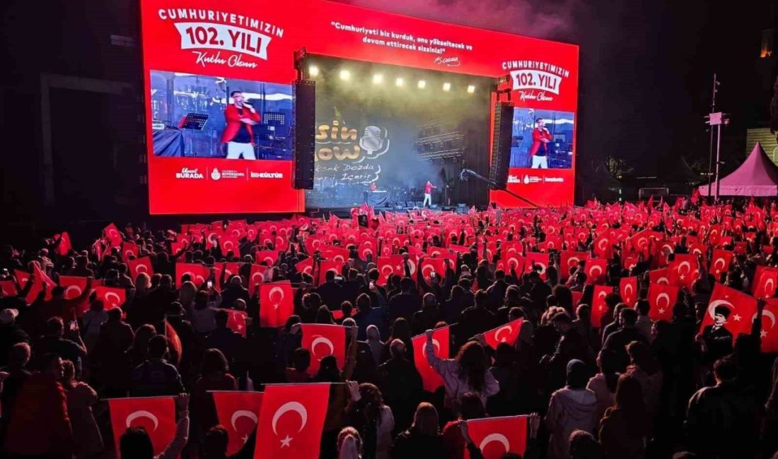 Beşiktaş’ta vatandaşlar, Cumhuriyet’in 102. yılını düzenlenen kortej ve konserle kutladı.