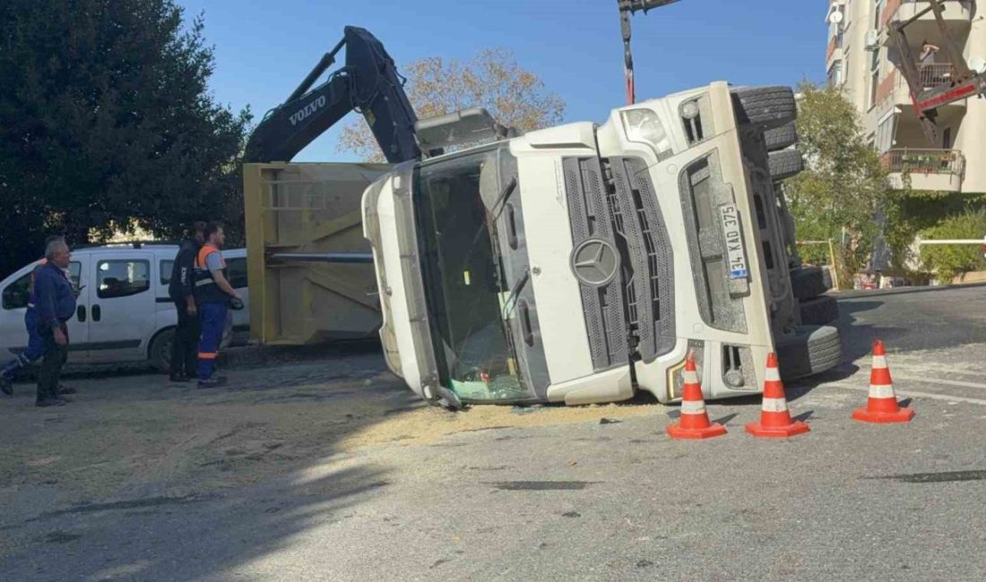 İstanbul’un Beşiktaş ilçesinde hafriyat kamyonu, dorsesindeki yükü boşaltırken devrildi. Şoförün