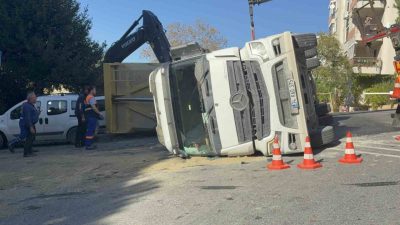 İstanbul’un Beşiktaş ilçesinde hafriyat kamyonu, dorsesindeki yükü boşaltırken devrildi. Şoförün