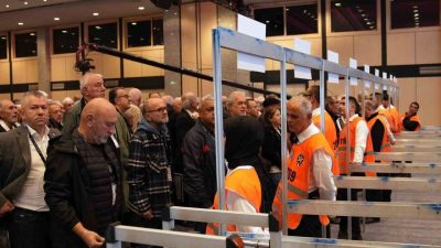 Beşiktaş’ın olağan divan kurulu başkanlık seçimi toplantısında oy verme işlemi