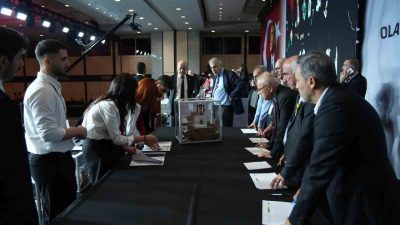 Beşiktaş’ın olağan divan kurulu başkanlık seçimi toplantısında oy verme işlemi