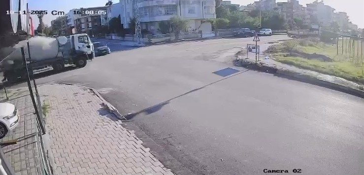Hatay’ın Dörtyol ilçesinde beton mikseri ile otomobilin çarpışması sonucu meydana