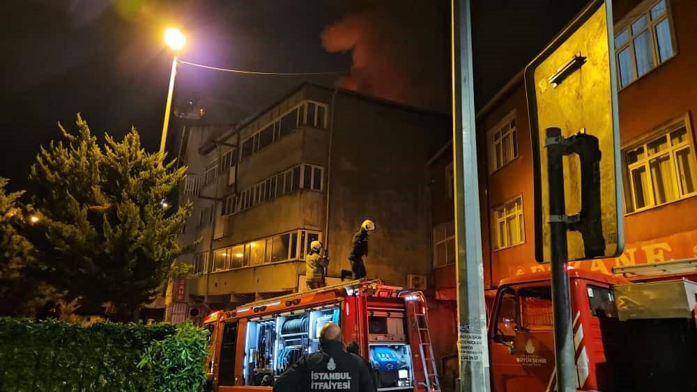 Beyoğlu’nda 4 katlı binanın çatısı alev alev yandı: Vatandaşlar tahliye edildi Beyoğlu’nda bodrum üzeri 4 katlı binanın çatısında başlayan yangın hızla