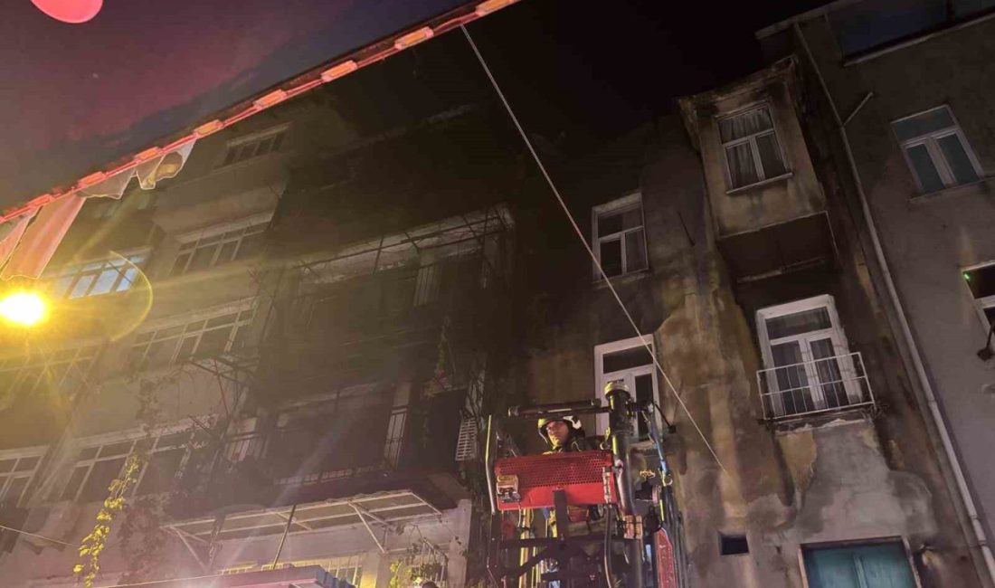 Beyoğlu’nda kız istemeye gelen bir ailenin sokakta patlattıkları havai fişeklerden