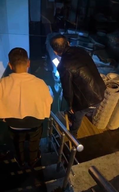 Beyoğlu’nda sağanak yağışla birlikte rögarın taşması sonucu zemin kattaki halı