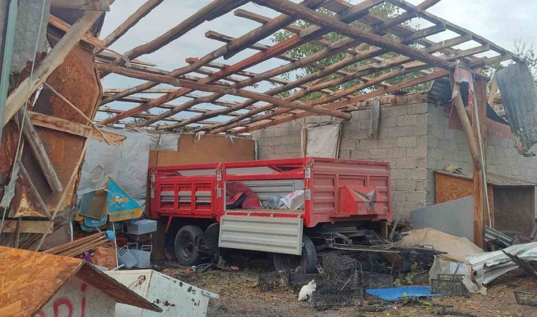 Ankara’nın Beypazarı ilçesinde fırtınanın etkisiyle evlerin çatısı uçtu. Ankara genelindeki