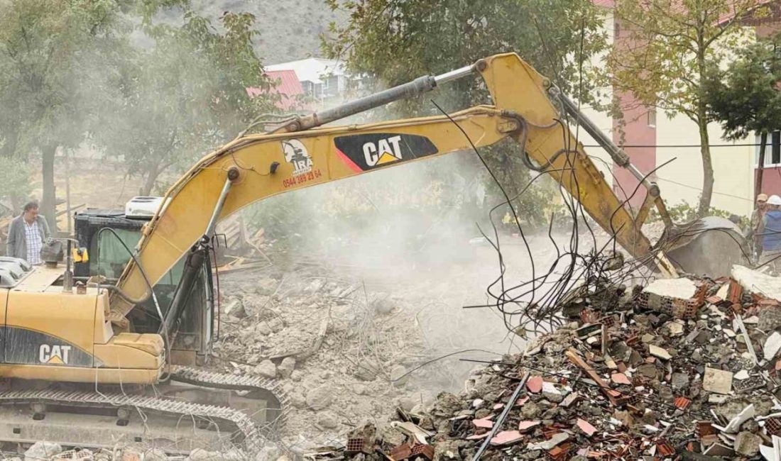Şırnak’ta muhtemel depremlerde riskli binalar yıkılırken yerine modern binalar yapılıyor.