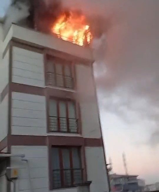 Çanakkale’nin Biga ilçesinde bir binanın 4’üncü katında çıkan yangın itfaiye