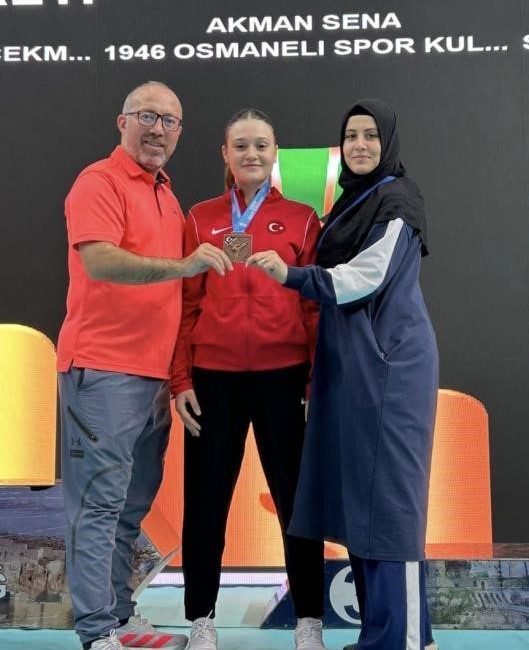 Elazığ’da düzenlenen Türkiye Karate Şampiyonası’nda Bilecikli sporcu Sena Akman, U21