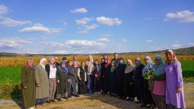 Bilecik’in Yeniköy Mahallesi’nde kadın çiftçilerle bir araya gelen Bilecik Belediye