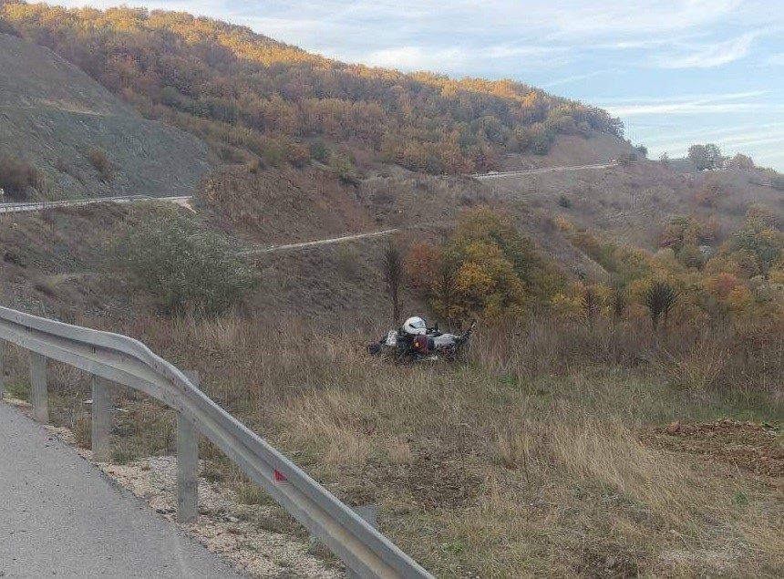 Bilecik’te seyir halinde kontrolden çıkan motosiklet şarampole uçarken, sürücüsü yaralandı.