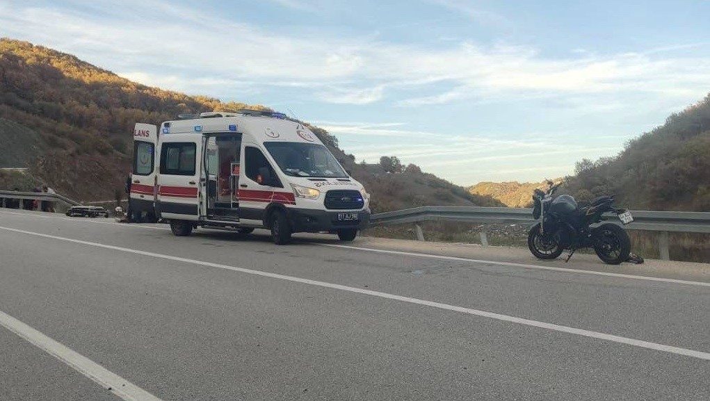 Bilecik’te seyir halinde kontrolden çıkan motosiklet devrilirken, sürücüsü yaralandı. Alınan