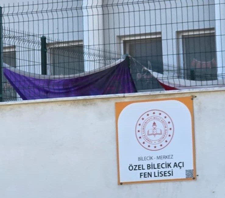 Bilecik’te özel bir okulun bahçesine asılan Türk bayrağının yerde sürünmesi