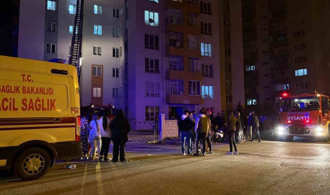 Binanın koridorunda yangın çıktı: Apartman sakinleri sokağa döküldü Kayseri’nin Melikgazi ilçesinde 8 katlı binanın koridorunda çıkan yangın paniğe