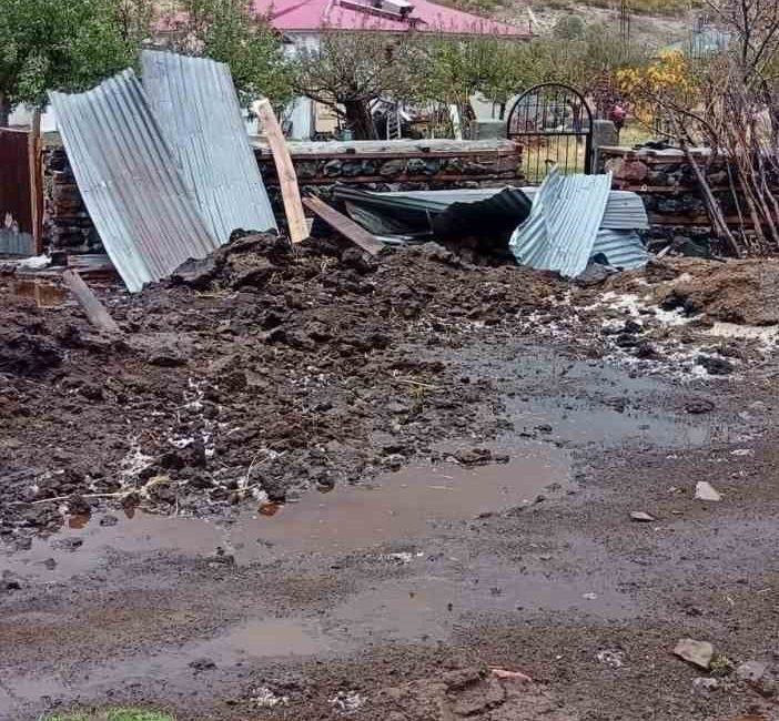 Bingöl’de etkili olan fırtına, birçok ev ve ahırın çatısını uçurdu.