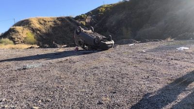 Bingöl’de hafif ticari aracın takla atması sonucu meydana gelen kazada,