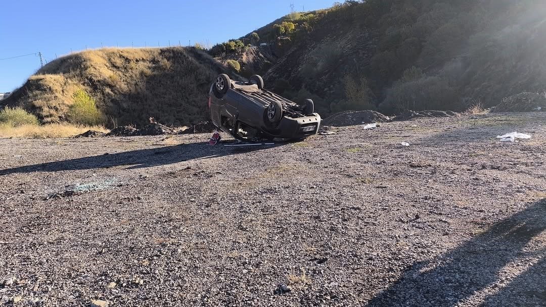 Bingöl’de hafif ticari aracın takla atması sonucu meydana gelen kazada,