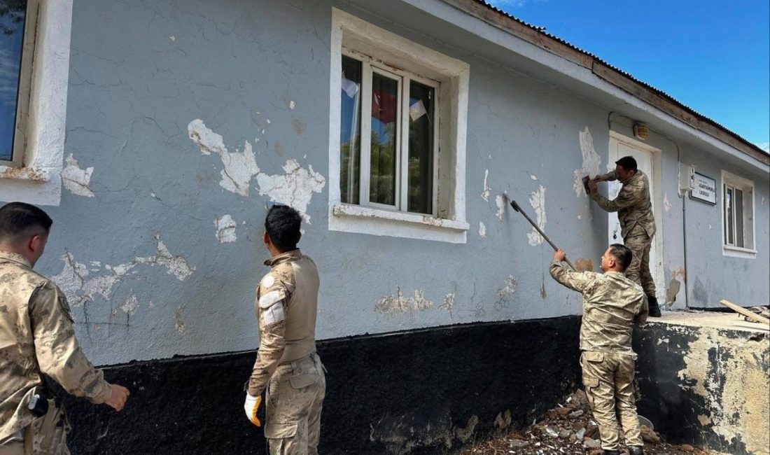 Bingöl’ün Karlıova ilçesinde jandarma ekipleri bir ilkokulun bakım ve onarımını