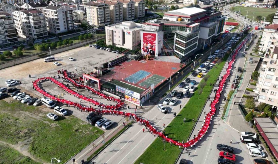 Bursa’da binlerce öğrencinin 500 metrelik dev Türk Bayrağı ile oluşturduğu