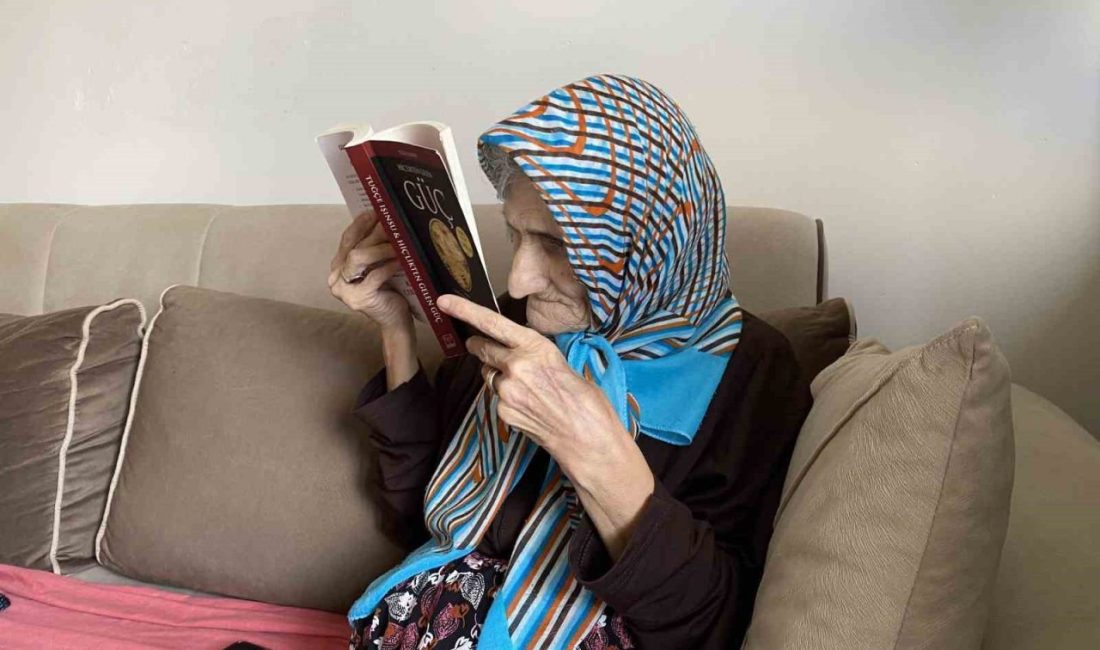 Eskişehir’de 70 yaşındaki Sema Kol, görme problemine rağmen kitap okumaktan