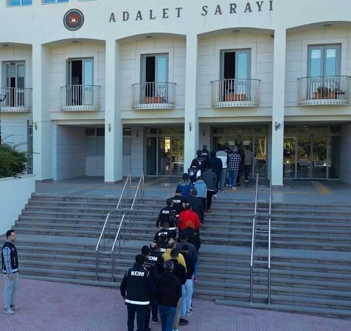 Bodrum merkezli dev göçmen kaçakçılığı operasyonu: 18 tutuklama Bodrum Cumhuriyet Başsavcılığı koordinesinde Muğla İl Emniyet Müdürlüğü tarafından yürütülen