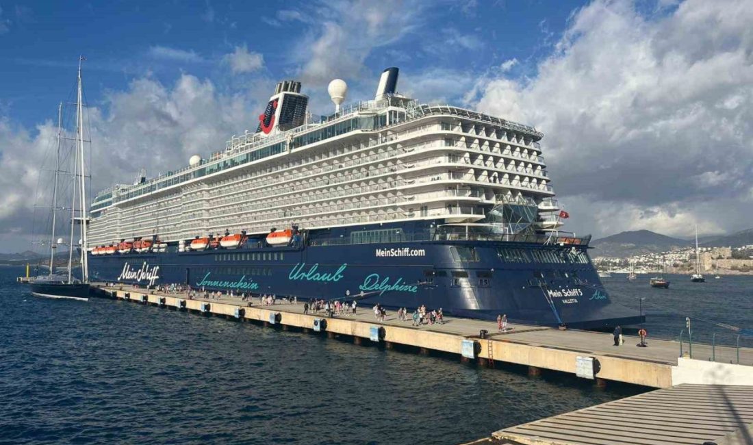 Muğla’nın Bodrum ilçesine gelen “Mein Schiff 5” adlı yolcu gemisi,