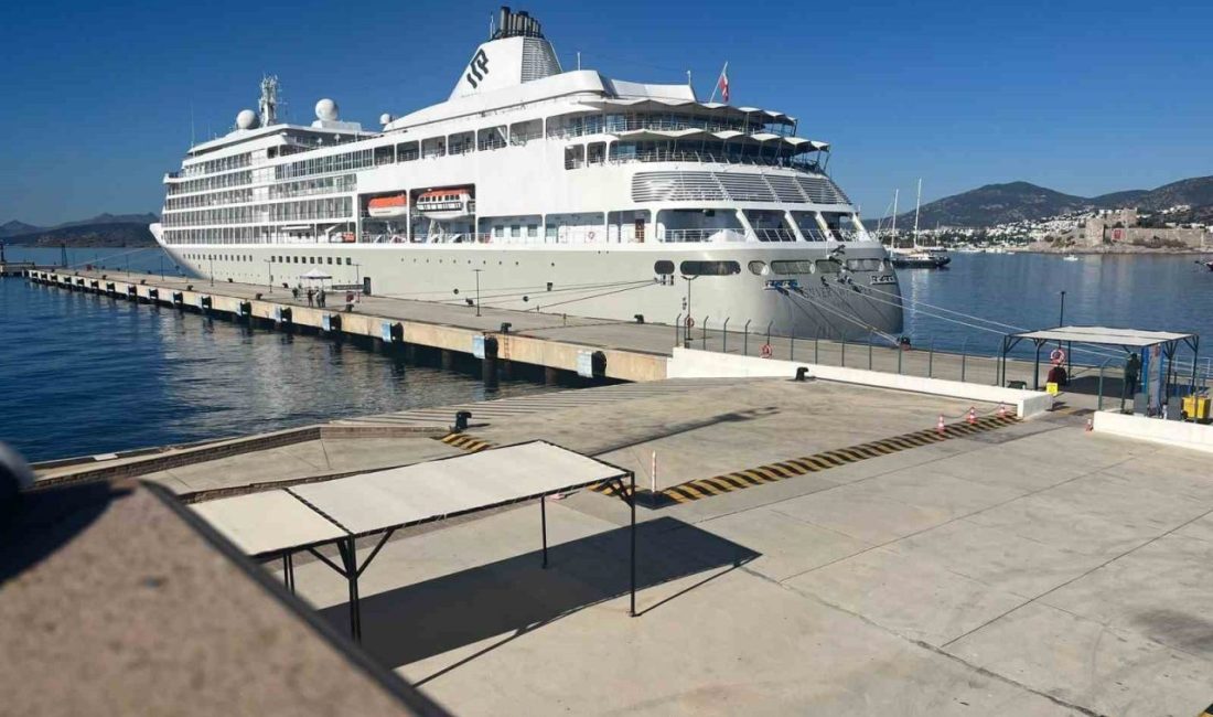 Muğla’nın Bodrum ilçesine gelen Silver Whisper isimli kruvaziyer, 340 yolcu