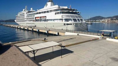 Muğla’nın Bodrum ilçesine gelen Silver Whisper isimli kruvaziyer, 340 yolcu