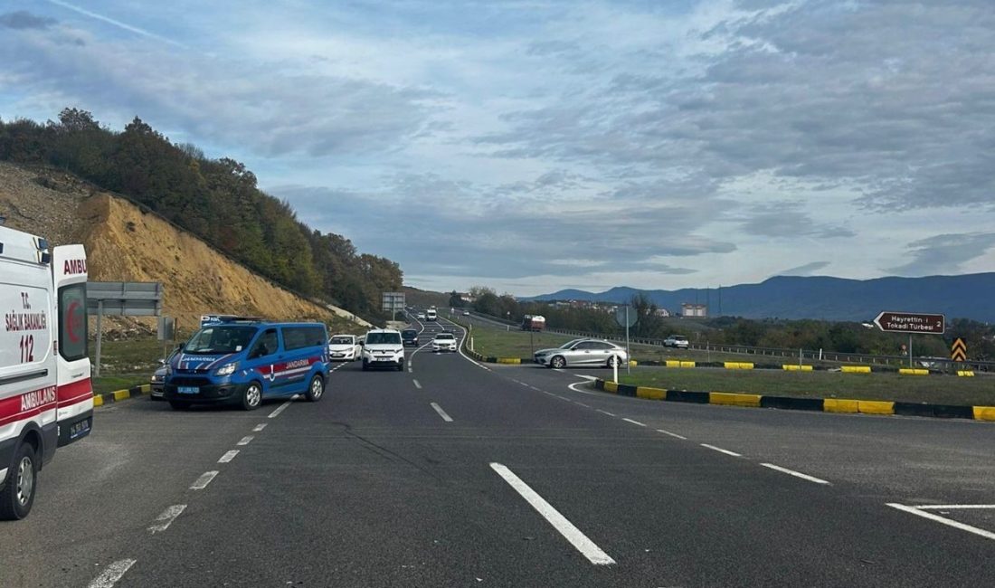 D-100 karayolunun Bolu geçişinde hafif ticari araç ile otomobilin çarpışması