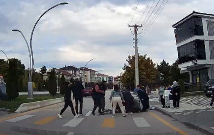 Bolu’da bir otomobil yaya geçidinde 4 yaşındaki çocuğa böyle çarptı: O anlar kamerada Bolu’da Kuvayi Milliye Bulvarı üzerinde karşıya geçmek isteyen 4 yaşındaki