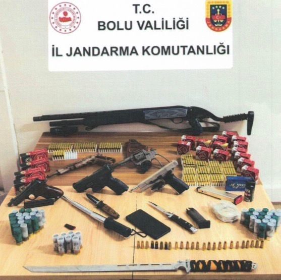 Bolu’da çok sayıda ruhsatsız silah ve mühimmat ele geçirildi Bolu’da jandarma ekipleri tarafından düzenlenen operasyonda, ruhsatsız silah ticareti yaptığı