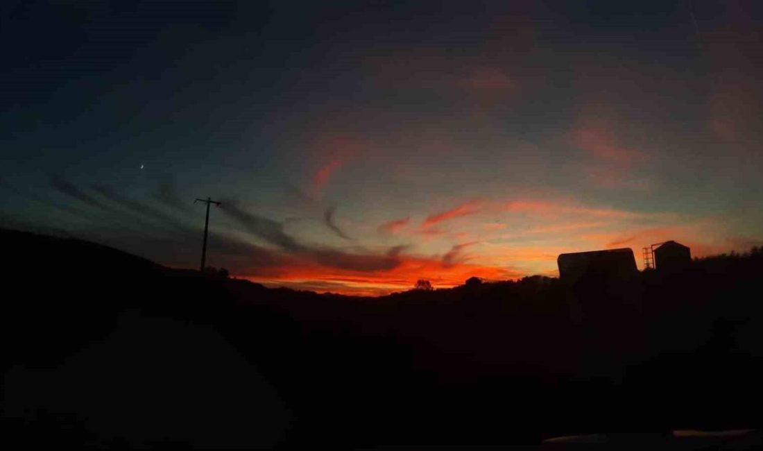 Bolu’nun Mudurnu ilçesinde akşam saatlerinde güneşin dağların arkasından batışı kartpostallık