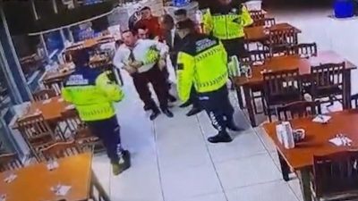 TEM Otoyolu’nun Bolu geçişindeki bir dinlenme tesisinde yemek yerken nefes