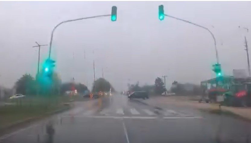 Bolu’da yağış nedeniyle kayganlaşan yolda ışıklı kavşakta iki araç kaza