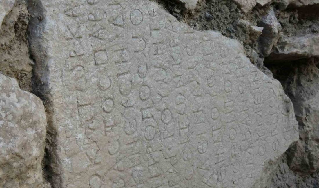 Burdur’un Yeşilova ilçesinde 1950’li yıllarda yapılan evin dış duvarlarında kullanılan