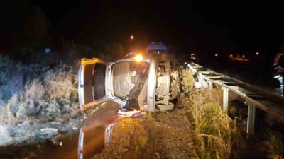 Burdur’un Bucak ilçesinde sürücüsünün direksiyon hakimiyetini kaybetmesi sonucu hafif ticari