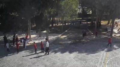 Burdur’da okulda nefes borusuna simit dilimi takılan öğrenciyi, öğretmenin Heimlich