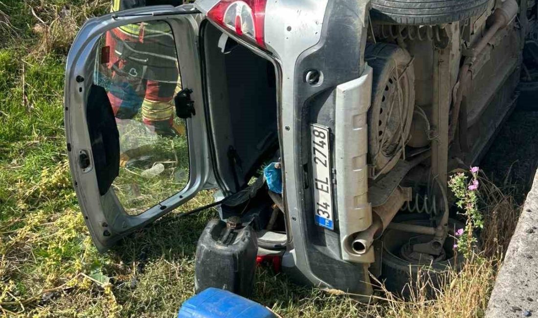 Burhaniye’de otomobil köprüden dereye devrildi Balıkesir’in Burhaniye ilçesinde sürücüsünün direksiyon hakimiyetini kaybettiği otomobil, köprüden dere