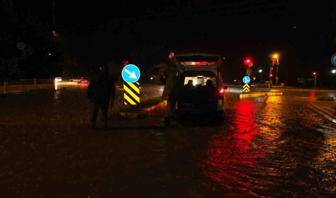 Burhaniye ilçesinde, gece saatlerinde düşen sağanak yağış sokakları göle çevirdi.
