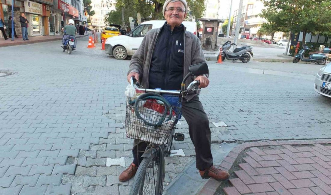 Burhaniye ilçesinde, 80 yaşındaki Hüseyin Kocabıyık, her yere bisikletle gidiyor.