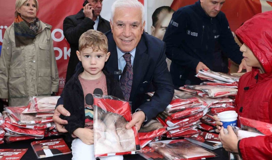 Bursa cumhuriyetine sahip çıkıyor Cumhuriyetin 102. kutlamaları öncesinde Bursa sokakları kırmızı beyaza bürünüyor. Büyükşehir