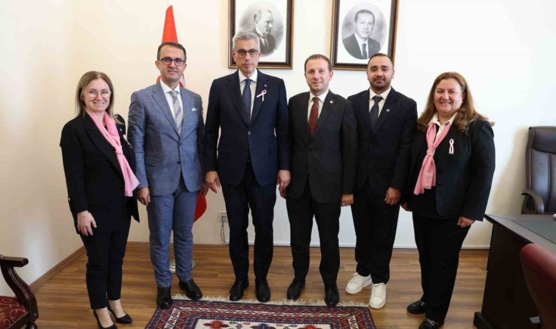 Bursa Kanserle Savaş Derneği’nden Sağlık Bakanı Memişoğlu’na ziyaret Bursa Kanserle Savaş Derneği yönetimi ve AK Parti Bursa Milletvekili