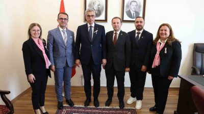 Bursa Kanserle Savaş Derneği yönetimi ve AK Parti Bursa Milletvekili