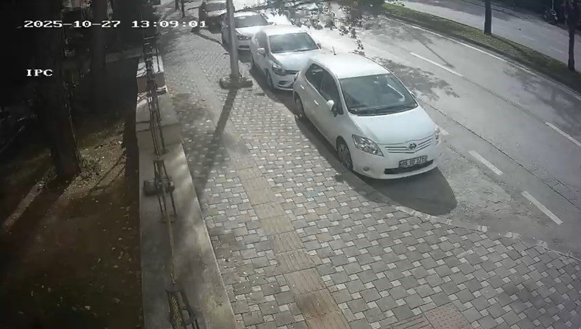 Bursa’da saatteki hızı 46 kilometreye ulaşan fırtına ağaçları devirdi, çatıları