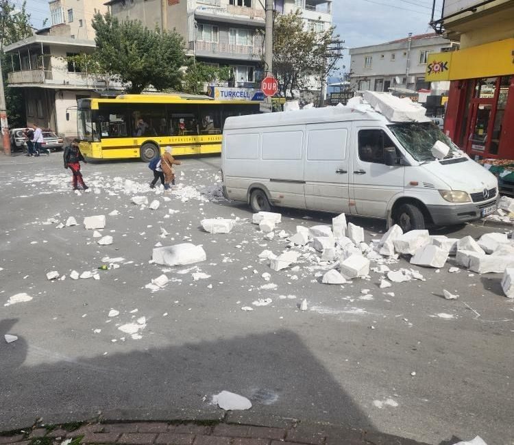 Bursa’da öğle saatlerinde etkili olan fırtına şehir merkezinde bazı ağaçları